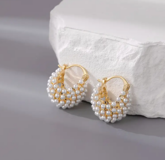 A Pair of Women'S Elegant Imitation Pearl Hoop Earrings