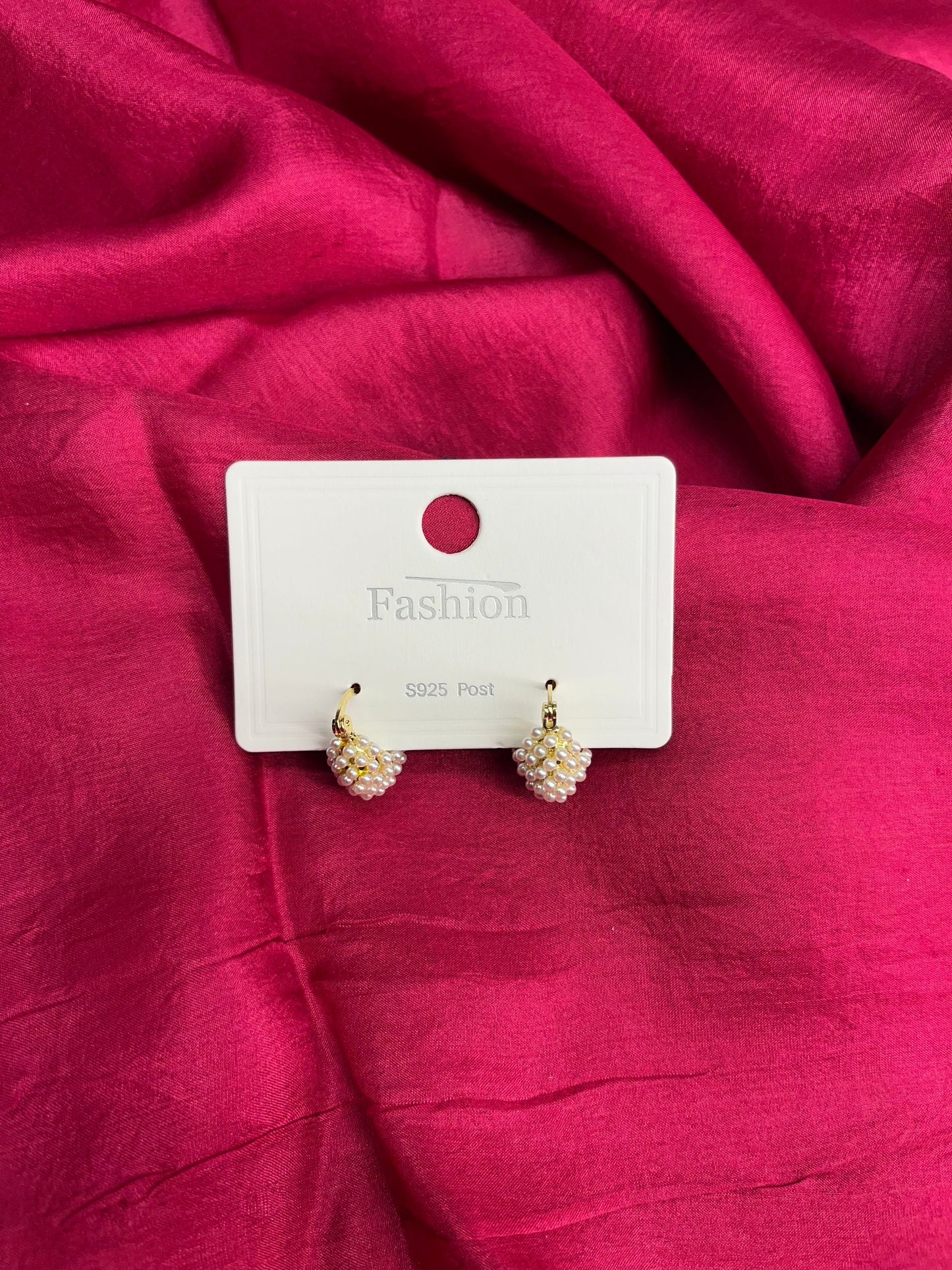 A Pair of Women'S Elegant Imitation Pearl Hoop Earrings